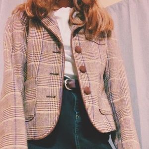Vintage-inspired brown blazer 🎙🕰